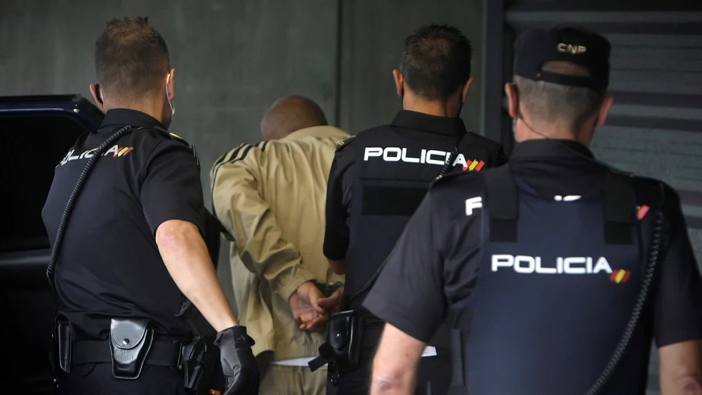 Imagen del momento en el que el presunto asesino de una mujer de 52 años es conducido a los juzgados de A Coruña