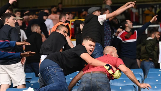Pelea entre aficionados del Arsenal y el Burnley Pelea entre aficionados del Arsenal y el Burnley