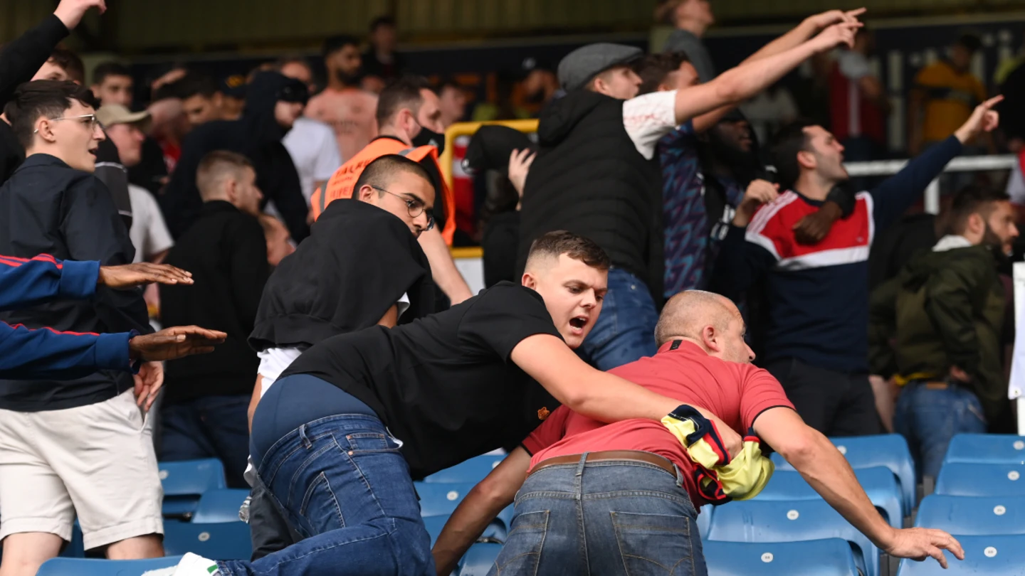 Pelea entre aficionados del Arsenal y el Burnley Pelea entre aficionados del Arsenal y el Burnley