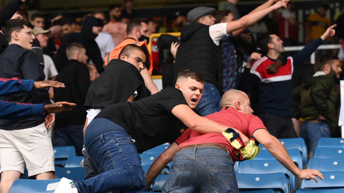 Pelea entre aficionados del Arsenal y el Burnley