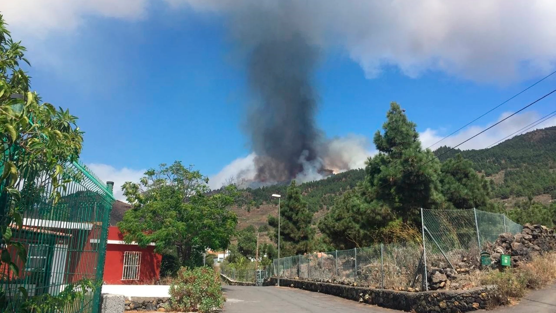 Una erupción volcánica ha comenzado esta tarde de domingo en los alrededores de Las Manchas, en El Paso (La Palma)