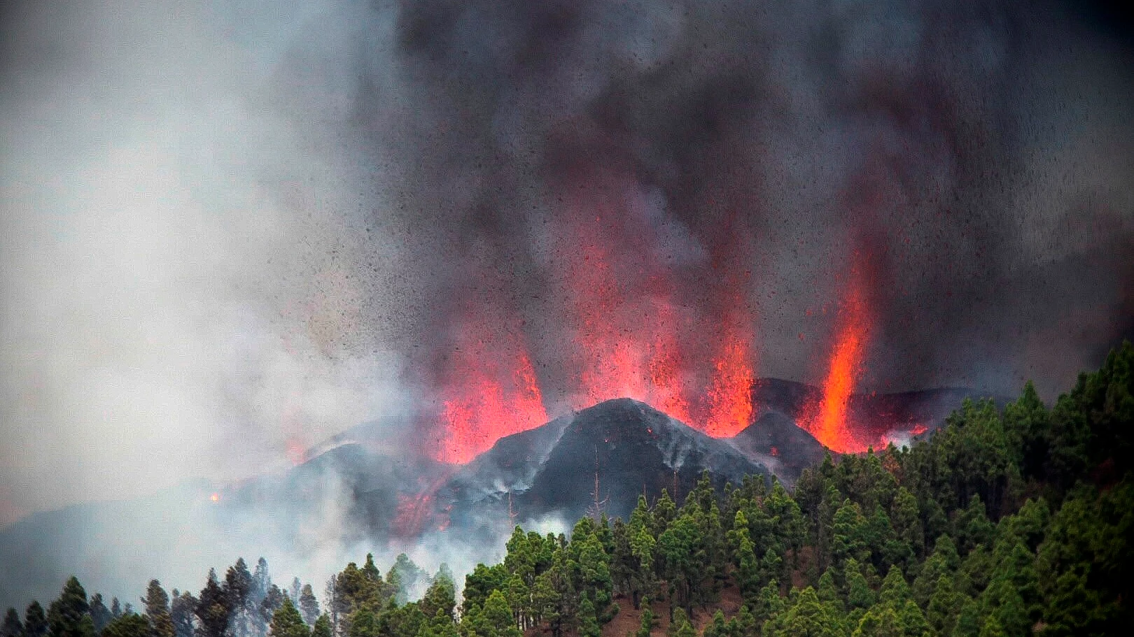 Comienza una erupción volcánica en la Cumbre Vieja de La Palma