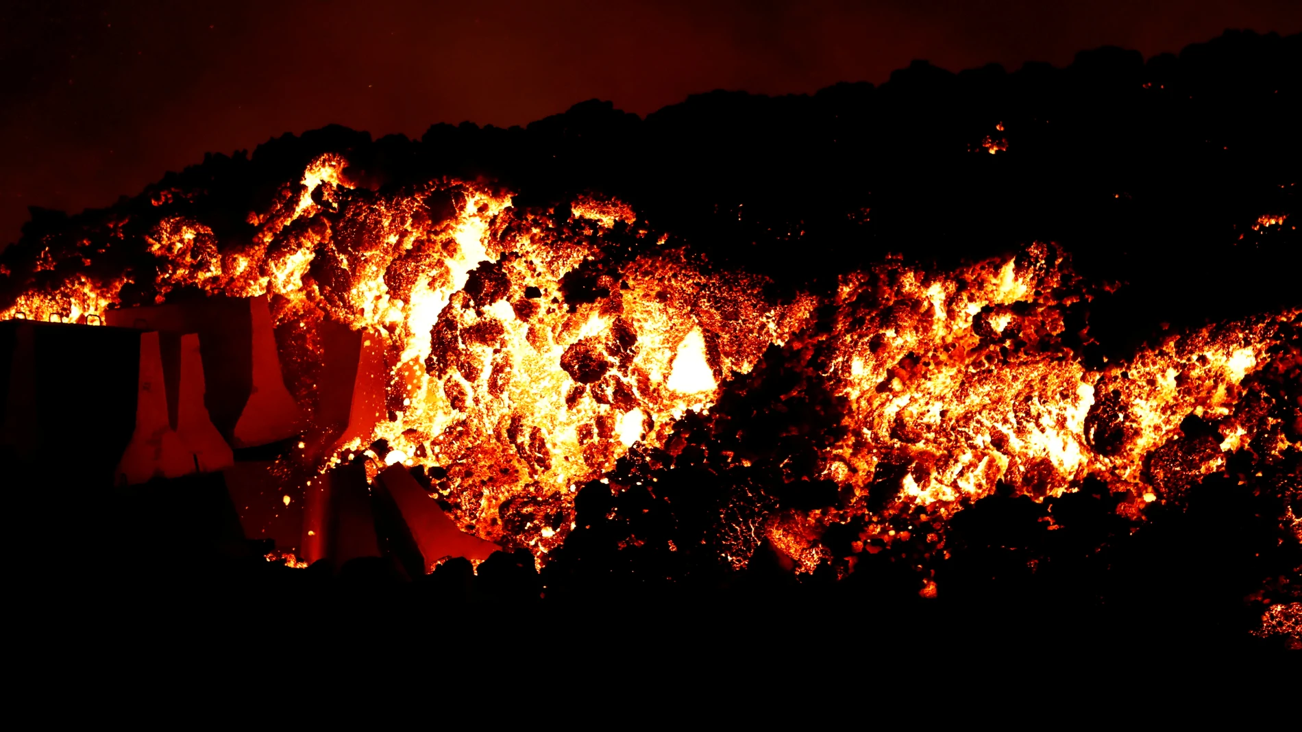 La lava de la erupción de un volcán en el parque nacional Cumbre Vieja en Los Llanos de Aridane, en la isla canaria de La Palma, arrasa todo lo que encuentra a su paso