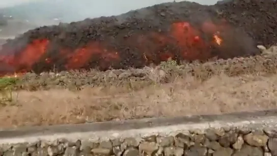 La lava del volcán de La Palma llega a las casas Vídeo | El momento en el que la lava del volcán de La Palma llega a las casas