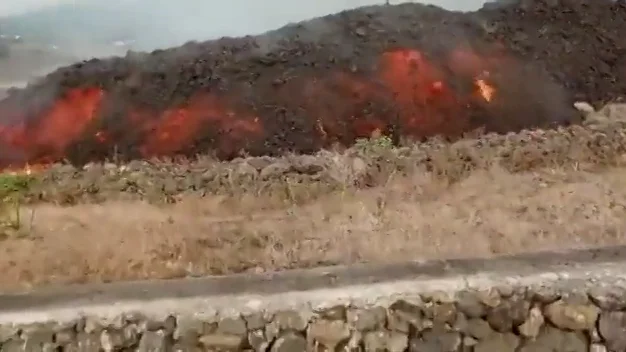 Vídeo | El momento en el que la lava del volcán de La Palma llega a las casas