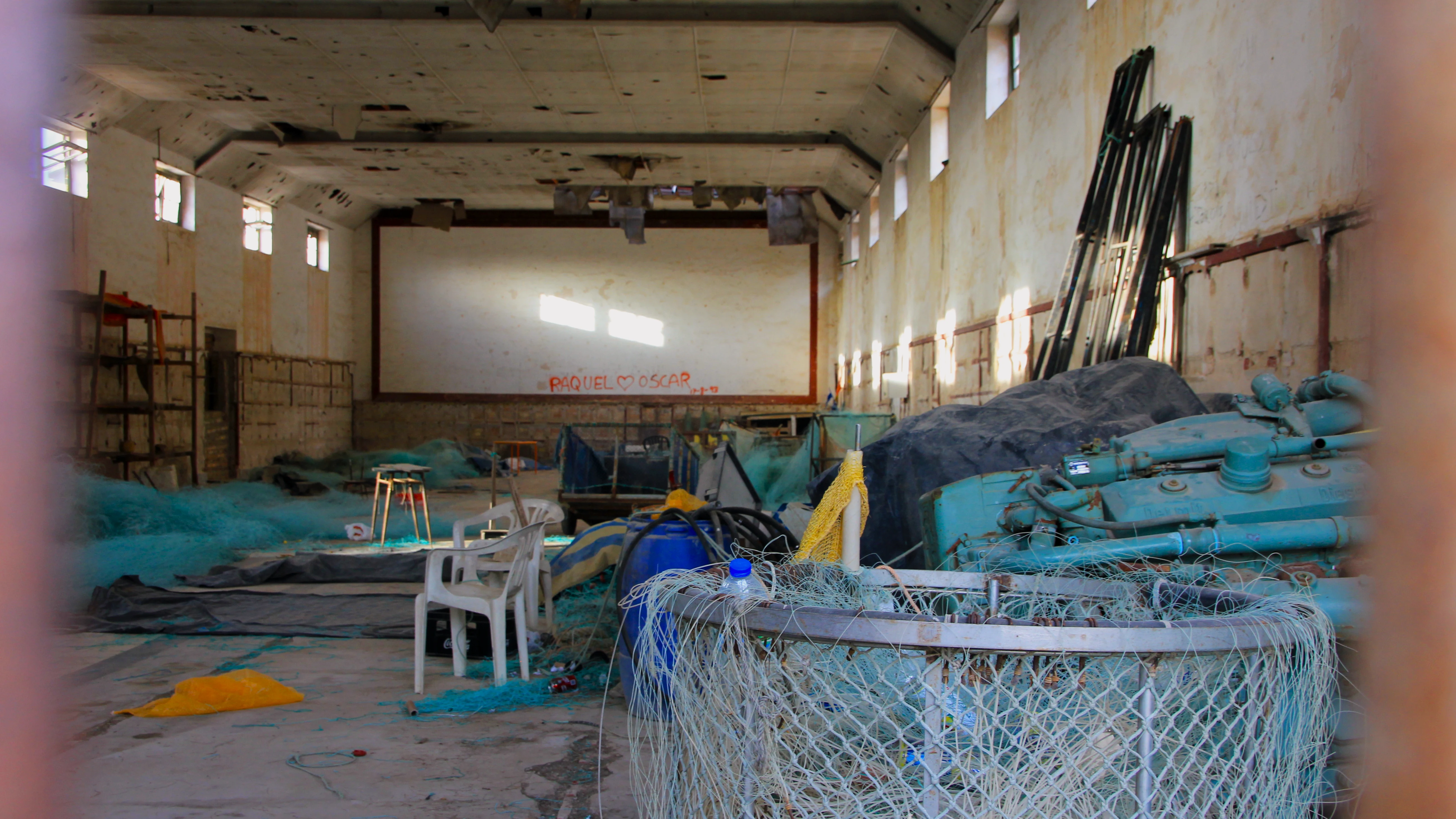 Antiguo cine del poblado de Sancti Petri, ahora almacén de redes