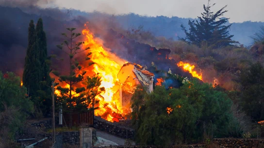 Una casa es arrasada por la lava de la erupción de un volcán en el parque nacional Cumbre Vieja en Los Llanos de Aridane, en la isla canaria de La Palma Una casa es arrasada por la lava de la erupción de un volcán en el parque nacional Cumbre Vieja en Los Llanos de Aridane, en la isla canaria de La Palma