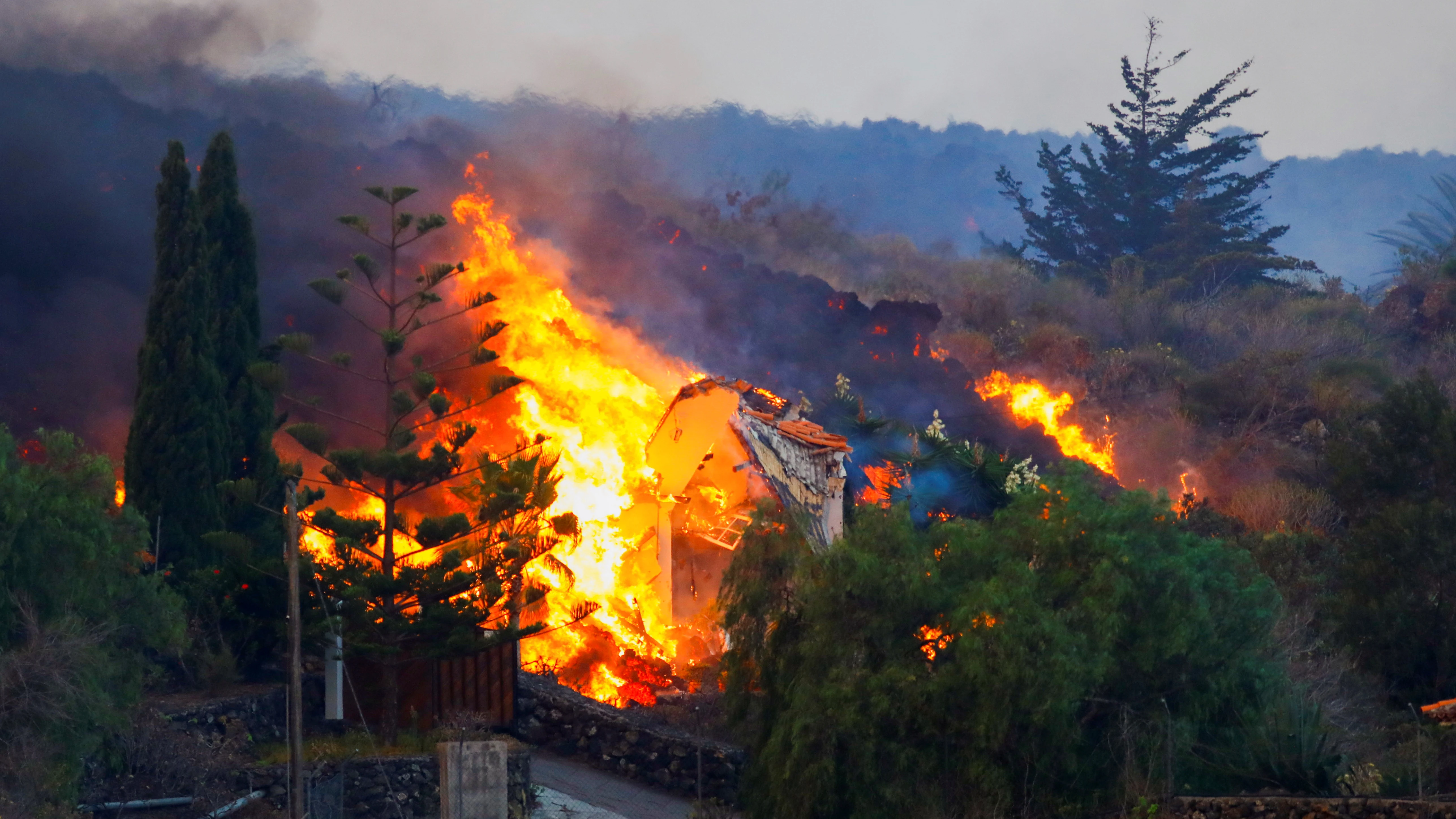 Una casa es arrasada por la lava de la erupción de un volcán en el parque nacional Cumbre Vieja en Los Llanos de Aridane, en la isla canaria de La Palma