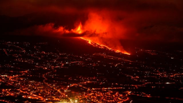 Volcán Cumbre Vieja, en La Palma, entra en erupción. 