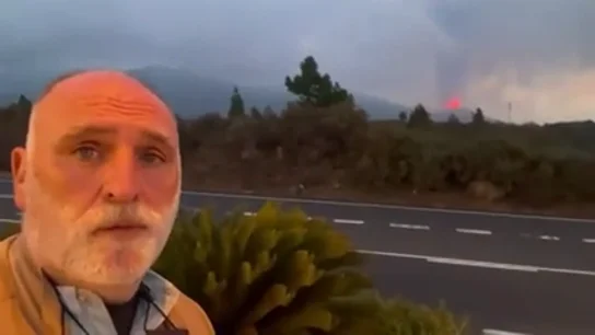 El chef José Andres viaja a La Palma para ayudar a los afectados por el volcán: "Mi corazón está con los palemeros" El chef José Andres viaja a La Palma para ayudar a los afectados por el volcán: "Mi corazón está con los palemeros"