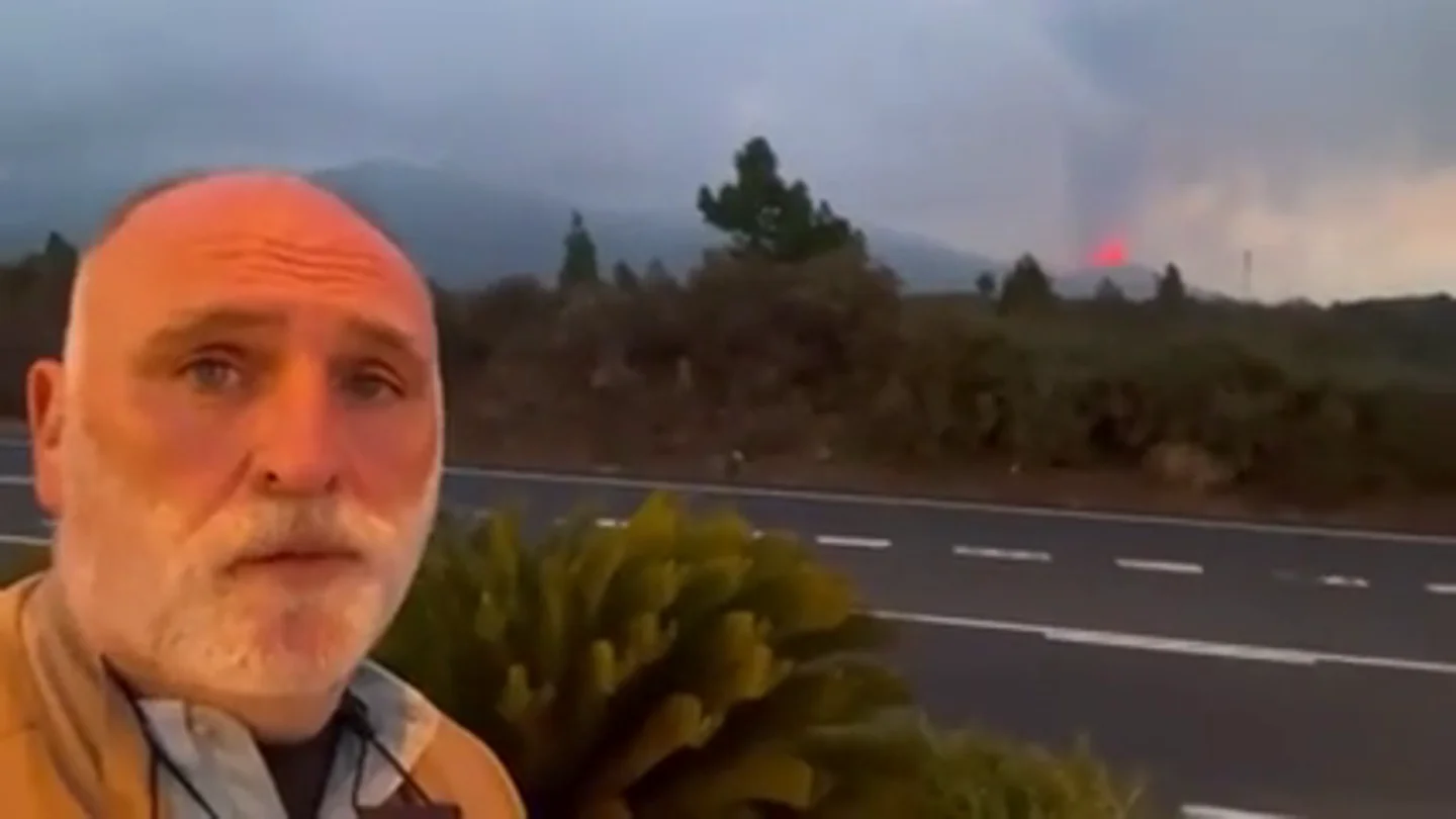 El chef José Andres viaja a La Palma para ayudar a los afectados por el volcán: "Mi corazón está con los palemeros" El chef José Andres viaja a La Palma para ayudar a los afectados por el volcán: "Mi corazón está con los palemeros"