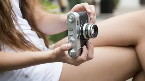 Estas son las posturas con las que es imposible salir mal en una foto sentado Estas son las posturas con las que es imposible salir mal en una foto sentado