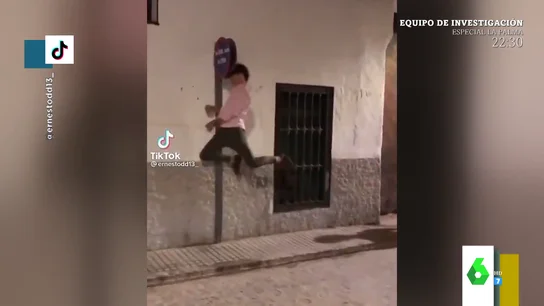 El surrealista momento en el que dos jóvenes se lanzan de cabeza a una señal de tráfico El surrealista momento en el que dos jóvenes se lanzan de cabeza a una señal de tráfico