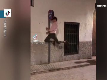El surrealista momento en el que dos jóvenes se lanzan de cabeza a una señal de tráfico