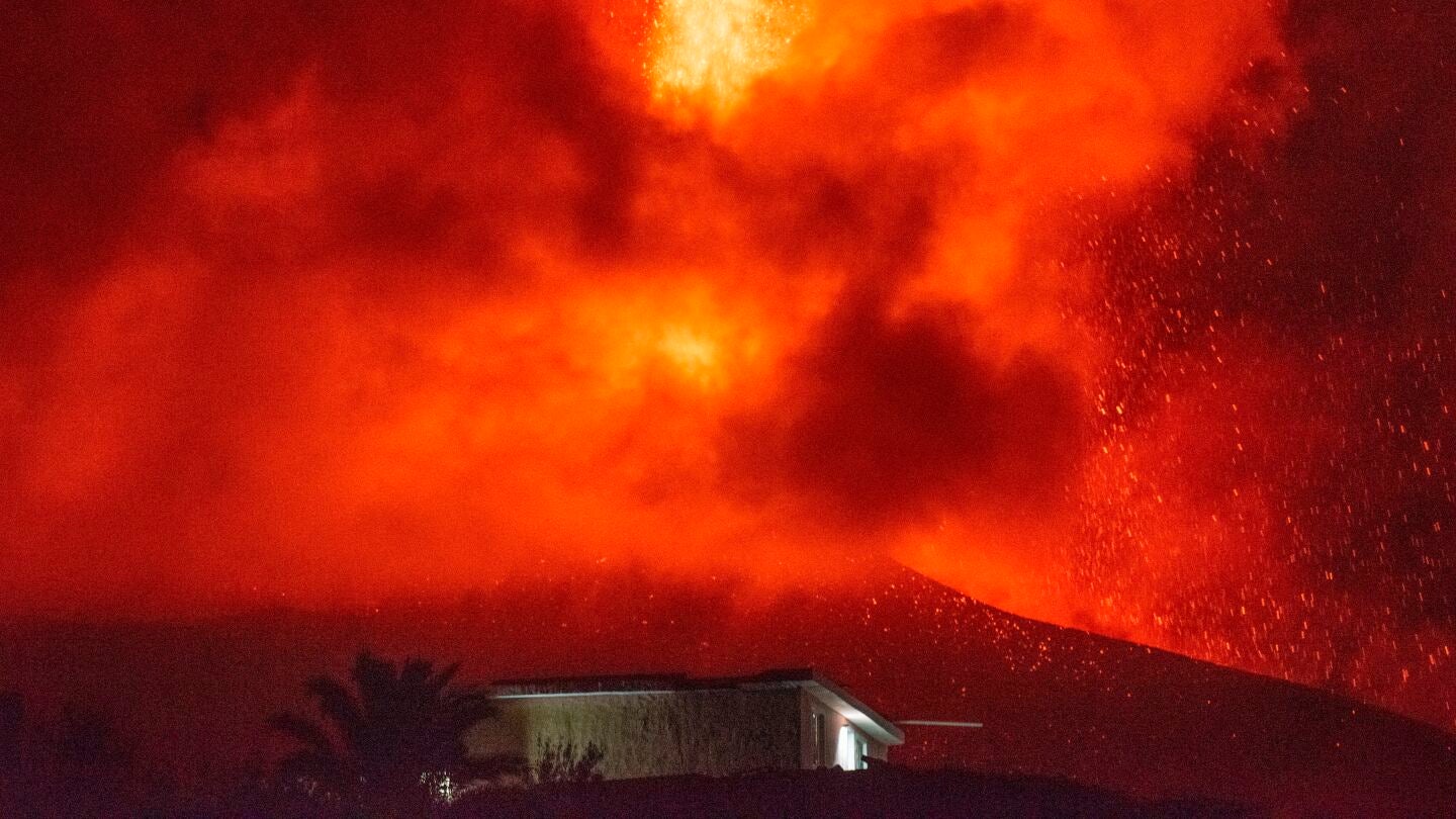 Imagen del volc&aacute;n de La Palma detr&aacute;s de una vivienda