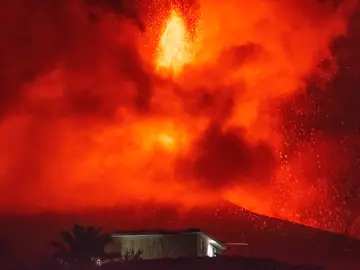 Imagen del volcán de La Palma detrás de una vivienda