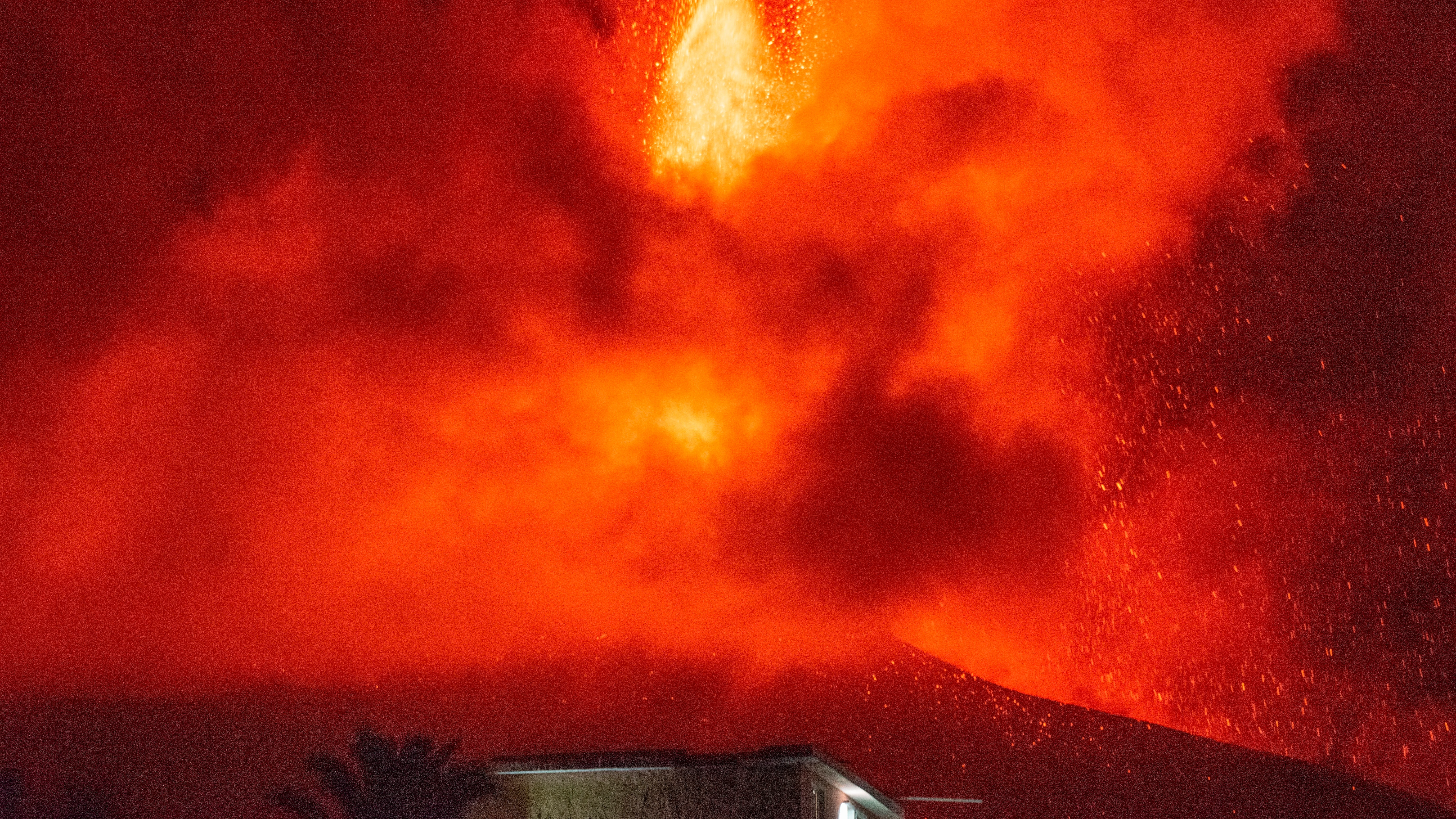 Imagen del volcán de La Palma detrás de una vivienda Imagen del volcán de La Palma detrás de una vivienda