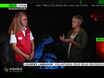 Una voluntaria de la Cruz Roja explica el proceso que tienen que enfrentar los que lo han perdido todo con la erupción