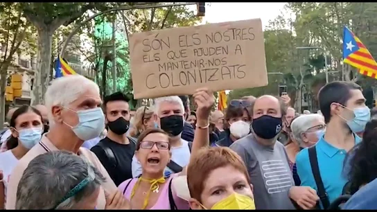 Centenares de personas cortan la Diagonal de Barcelona en protesta por la detención de Puigdemont Centenares de personas cortan la Diagonal de Barcelona en protesta por la detención de Puigdemont