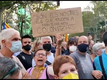 Centenares de personas cortan la Diagonal de Barcelona en protesta por la detención de Puigdemont