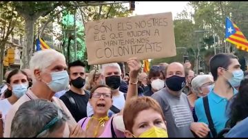 Centenares de personas cortan la Diagonal de Barcelona en protesta por la detención de Puigdemont