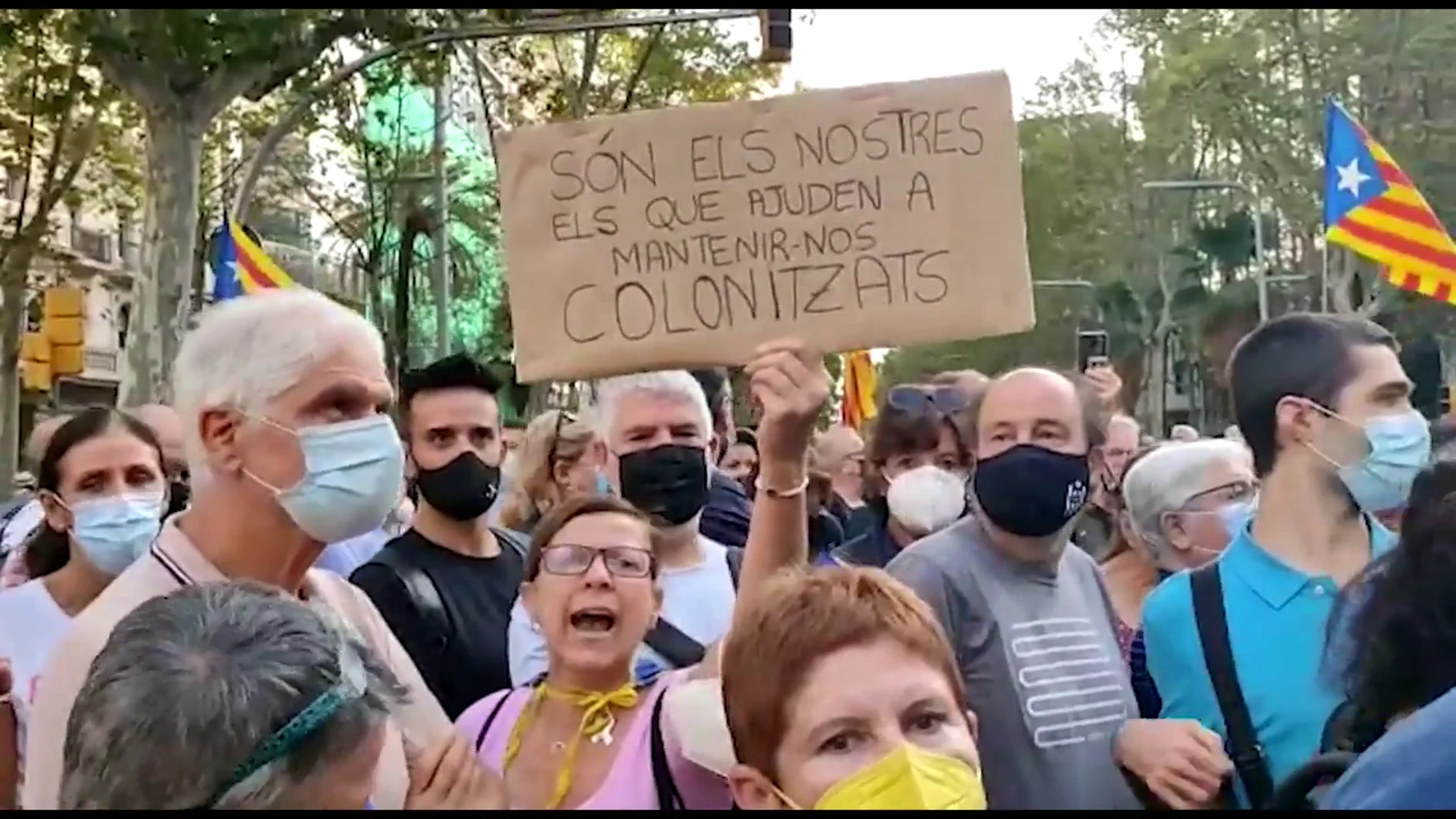 Centenares de personas cortan la Diagonal de Barcelona en protesta por la detención de Puigdemont