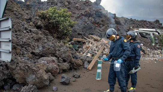 Efectivos de la UME realizan mediciones del volcán de La Palma Efectivos de la UME realizan mediciones del volcán de La Palma