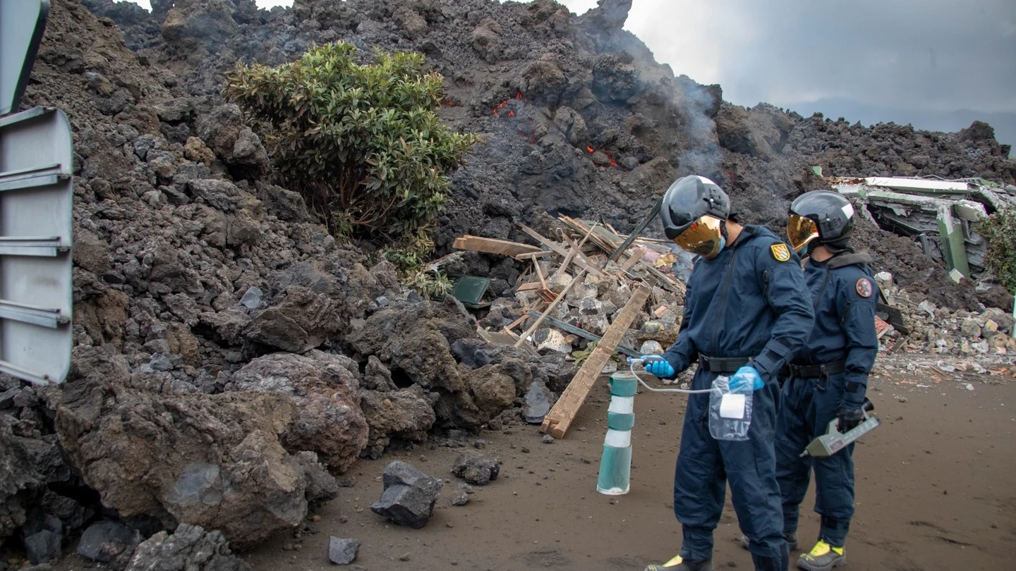 Efectivos de la UME realizan mediciones del volcán de La Palma Efectivos de la UME realizan mediciones del volcán de La Palma