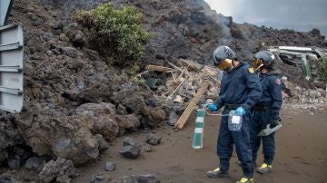 Efectivos de la UME realizan mediciones del volcán de La Palma