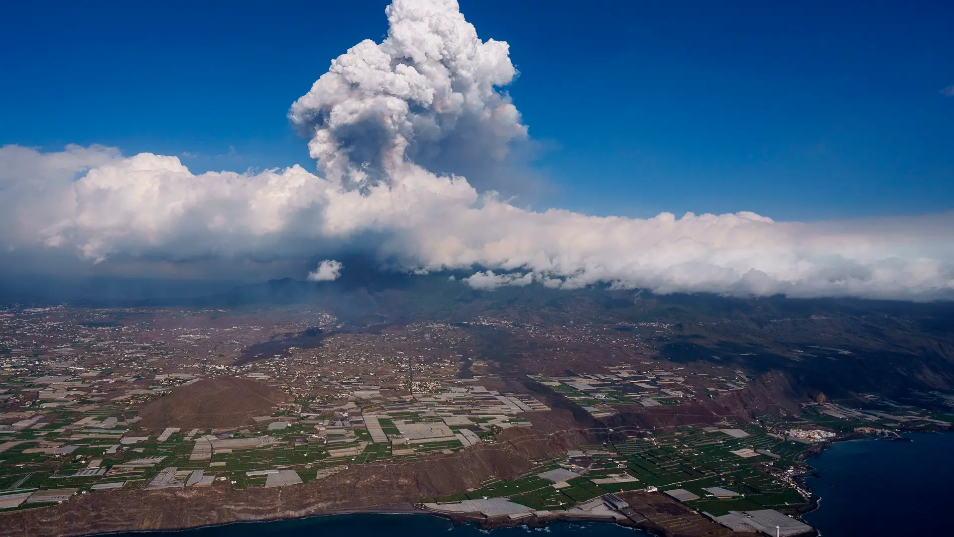 Una nueva boca eruptiva se abre en el volcan de La Palma