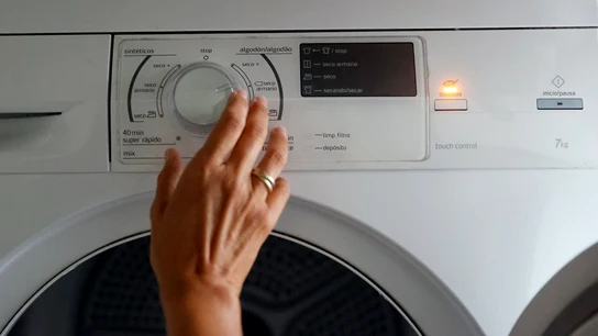 Imagen de archivo de una secadora en funcionamiento Imagen de archivo de una secadora en funcionamiento