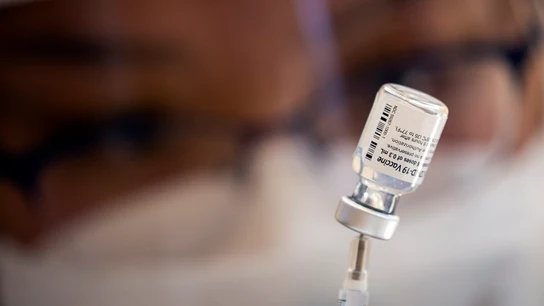 Imagen de archivo de una vacuna de Pfizer Imagen de archivo de una vacuna de Pfizer