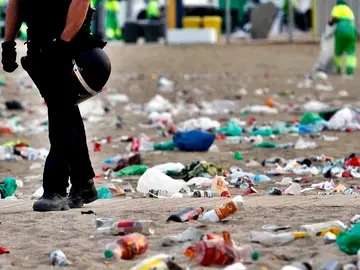Imagen de basura en una playa de Barcelona tras un macrobotellón