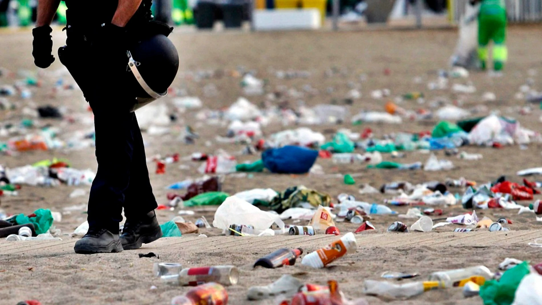Imagen de basura en una playa de Barcelona tras un macrobotellón
