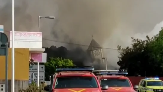 El campanario de Todoque se derrumba ante el paso de la colada de lava El campanario de Todoque se derrumba ante el paso de la colada de lava