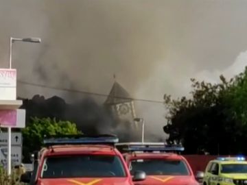 El campanario de Todoque se derrumba ante el paso de la colada de lava