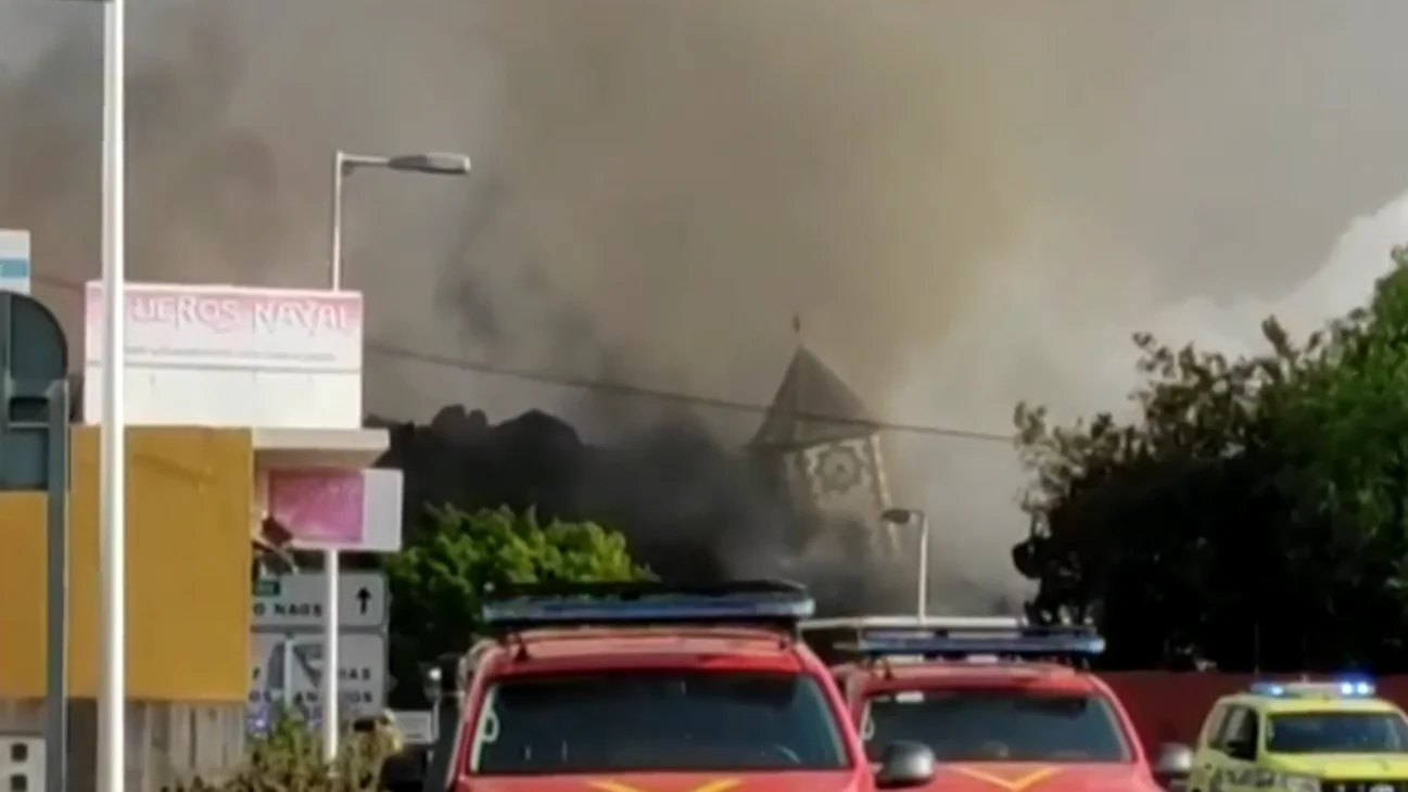 El campanario de Todoque se derrumba ante el paso de la colada de lava