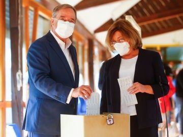 El candidato de la CDU Armin Laschet se equivoca al insertar la papeleta y muestra su voto en las elecciones de Alemania