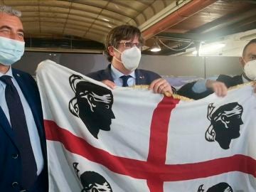El expresidente catalán, Carles Puigdemont, con líderes independentistas en Cerdeña
