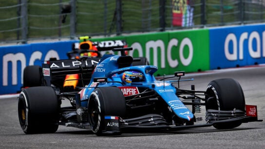 Fernando Alonso, por delante de un Red Bull