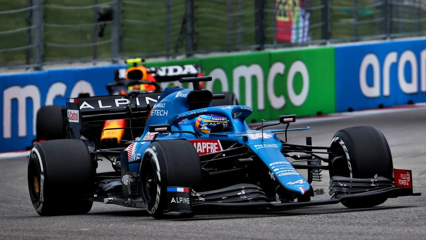 Fernando Alonso, por delante de un Red Bull