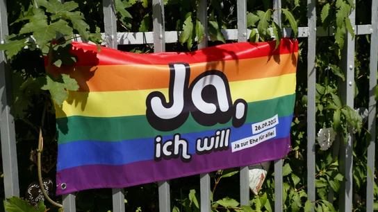Una bandera a favor del matrimonio homosexual colgada en Bern (Suiza) Una bandera a favor del matrimonio homosexual colgada en Bern (Suiza)