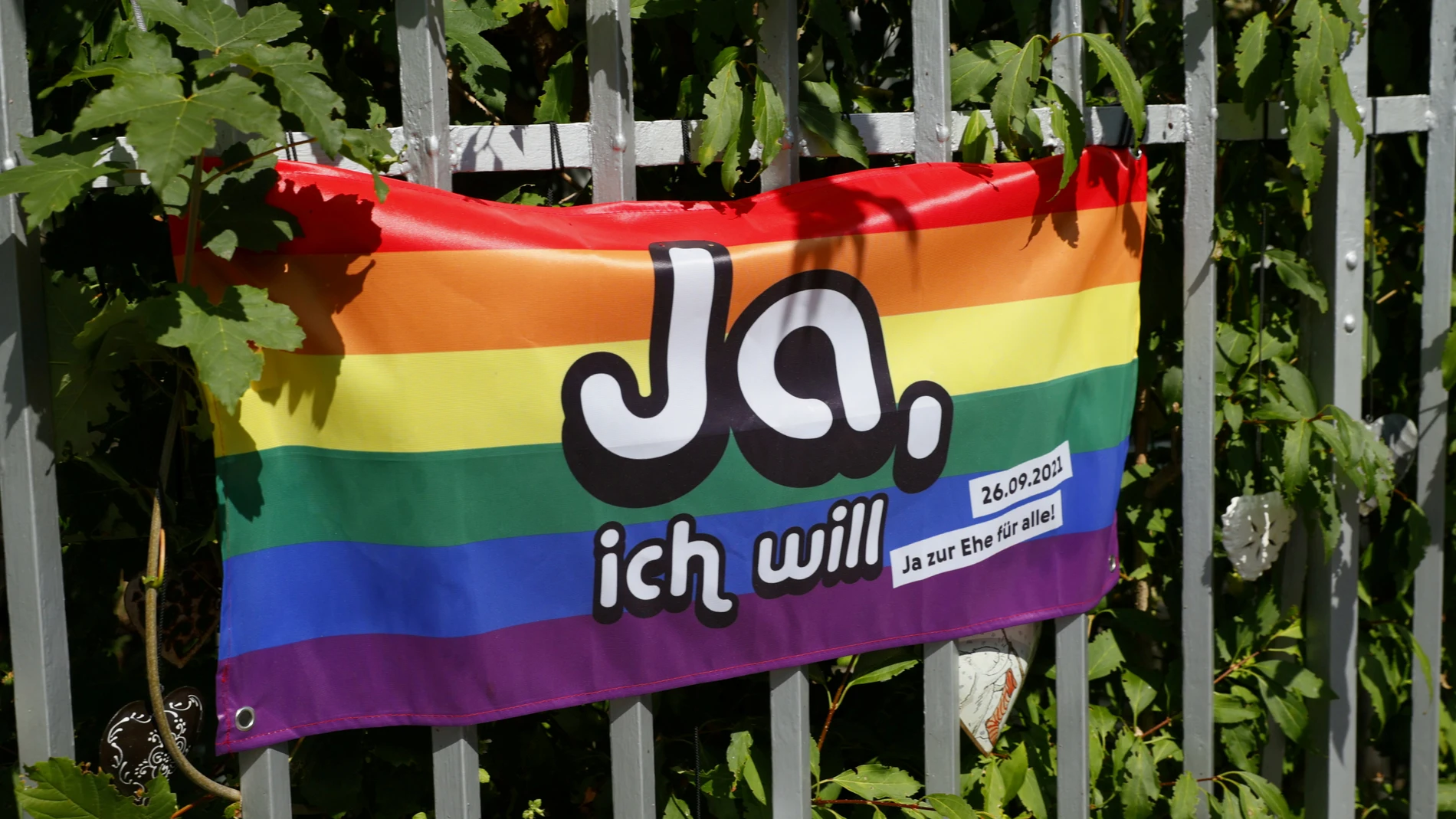 Una bandera a favor del matrimonio homosexual colgada en Bern (Suiza)