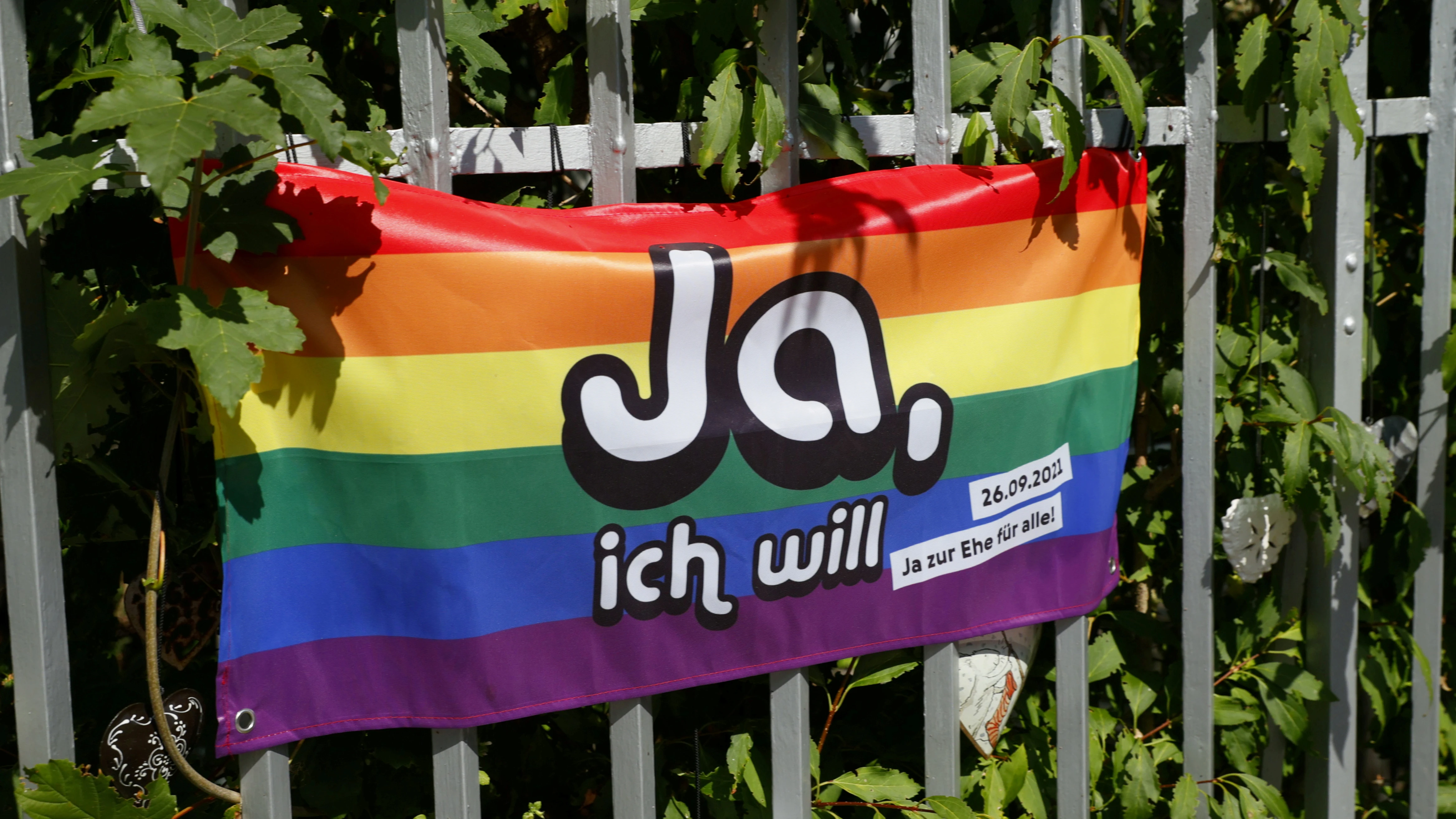 Una bandera a favor del matrimonio homosexual colgada en Bern (Suiza)