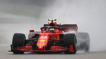 Carlos Sainz, con el Ferrari en el agua de Sochi