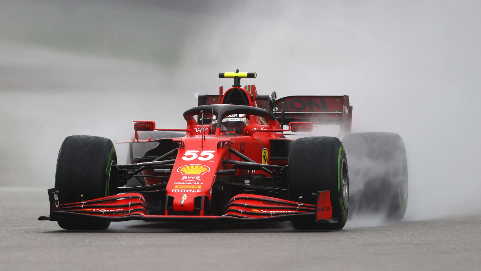 Carlos Sainz, con el Ferrari en el agua de Sochi