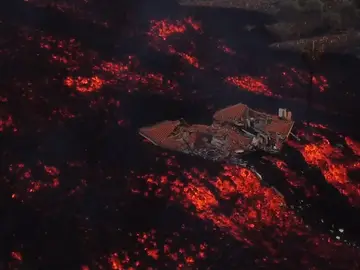 Imagen de un alojamiento rural destruido por la lava