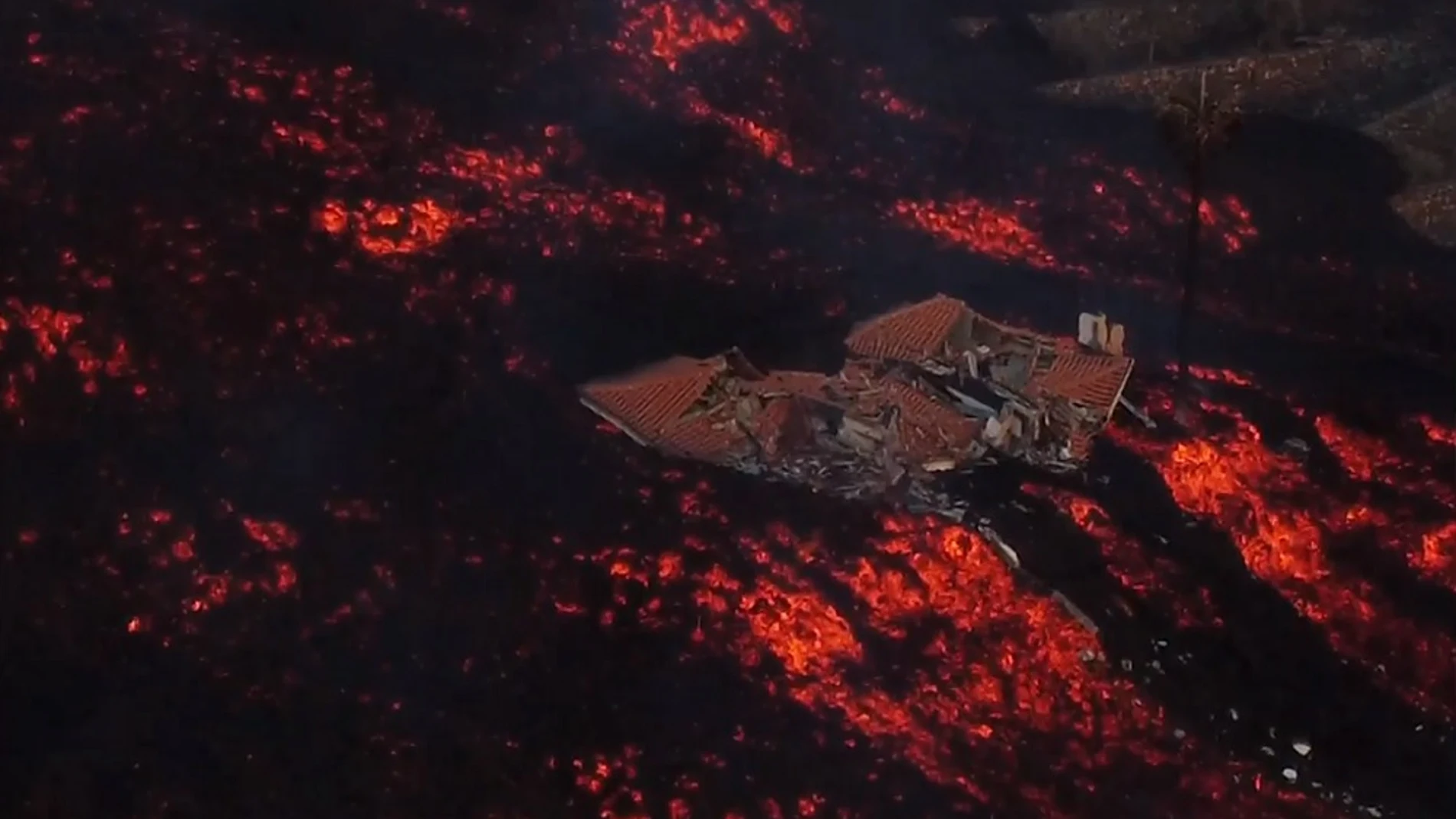 Imagen de un alojamiento rural destruido por la lava