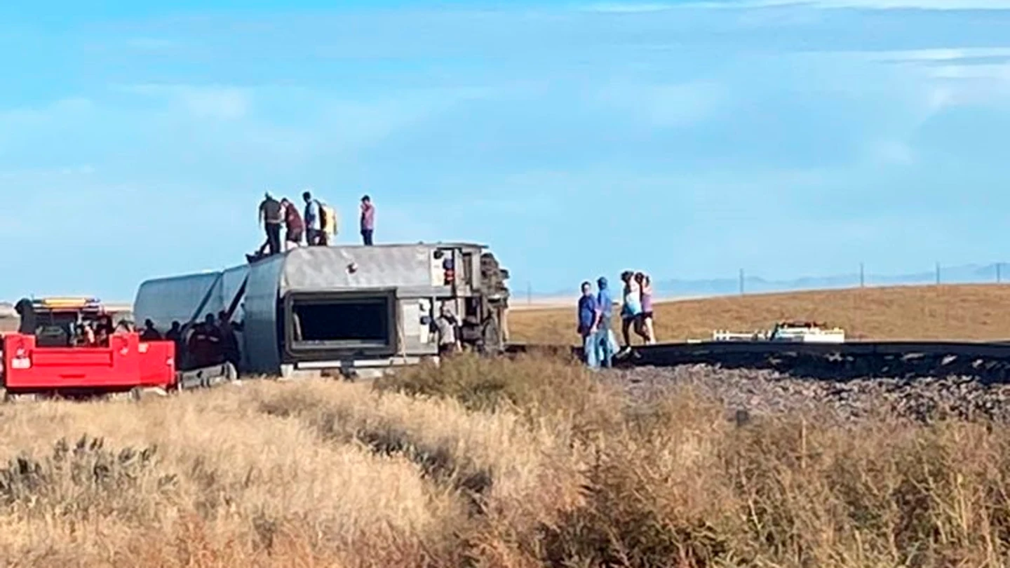 Al menos tres muertos en descarrilamiento de tren de pasajeros en EE.UU Al menos tres muertos en descarrilamiento de tren de pasajeros en EE.UU