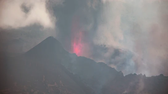 La ceniza cubre pueblos en La Palma dificultando el trasporte y destrozando plantaciones enteras La ceniza cubre pueblos en La Palma dificultando el trasporte y destrozando plantaciones enteras